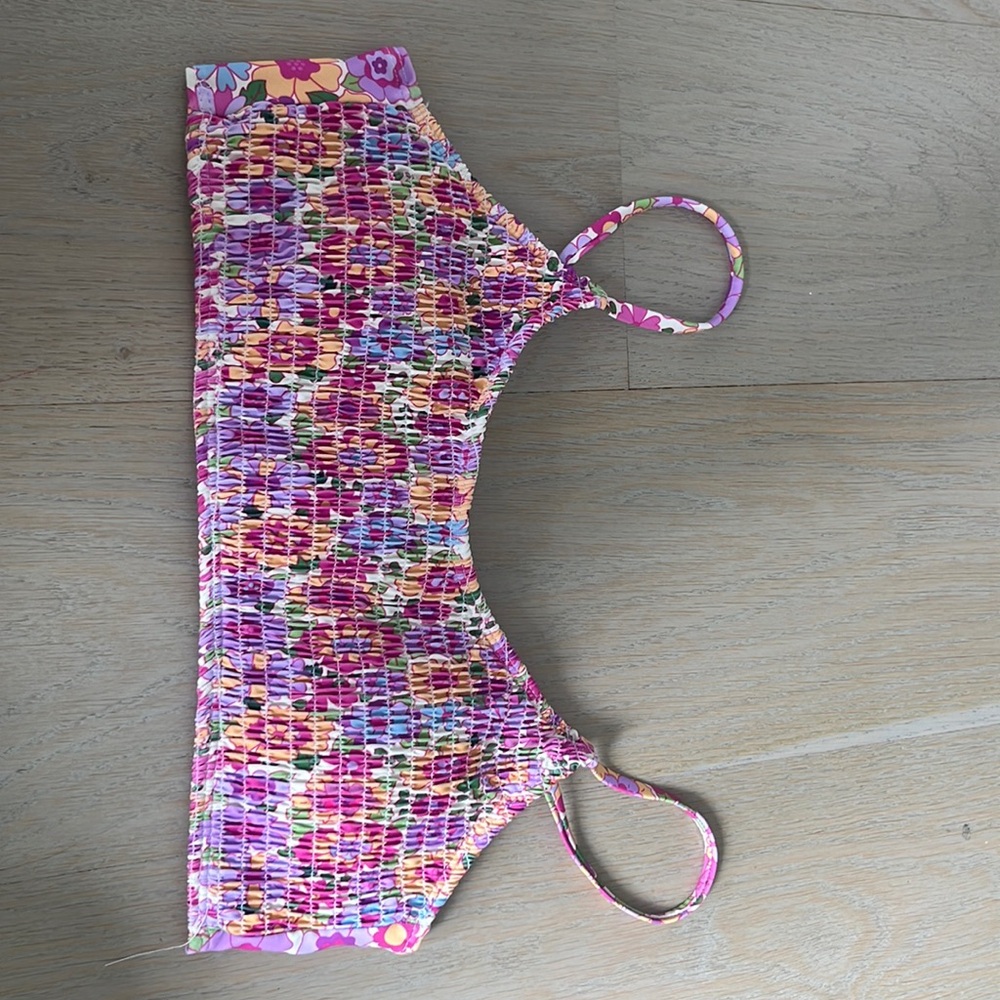 Brand new bikini top size large, never worn, beautiful pattern.